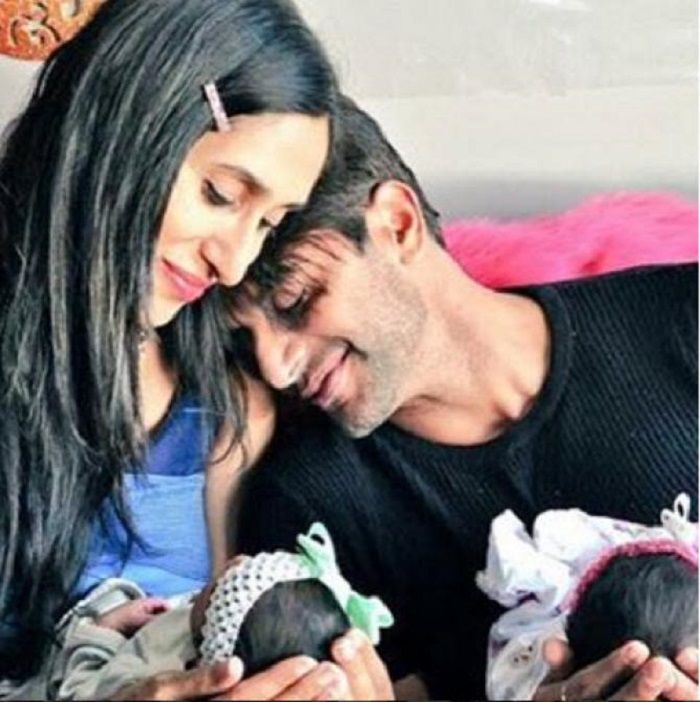 Karanvir Bohra beserta istri dan kedua anaknya