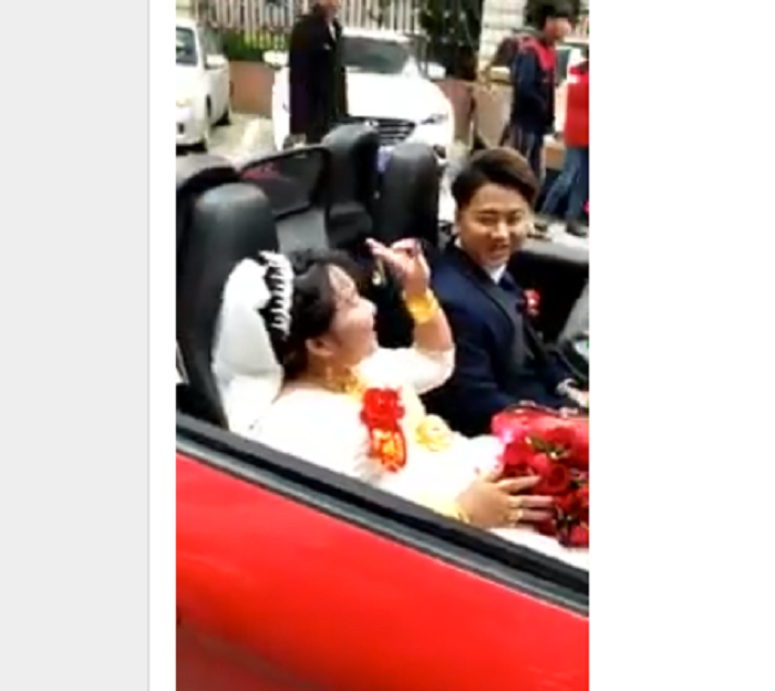 

Kedua mempelai tampak bahagia naik mobil sport