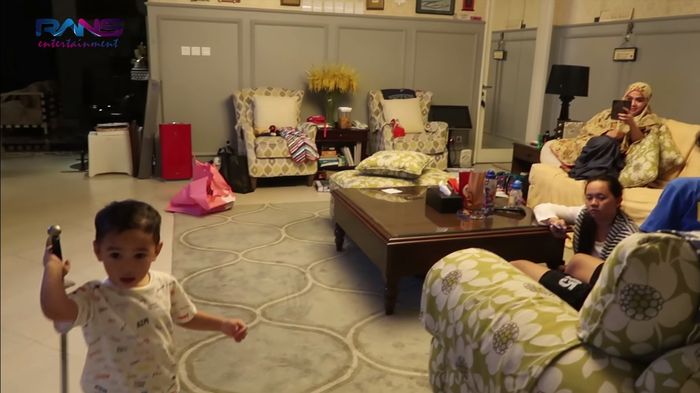 Ruang keluarga rumah Rieta Amilia, Ibunda Nagita
