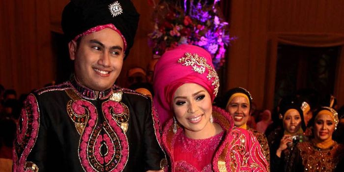 This woman, who was previously married to a Dangdut singer with a child of her own, now has a husband of 15 years - All Pages - Wiken
