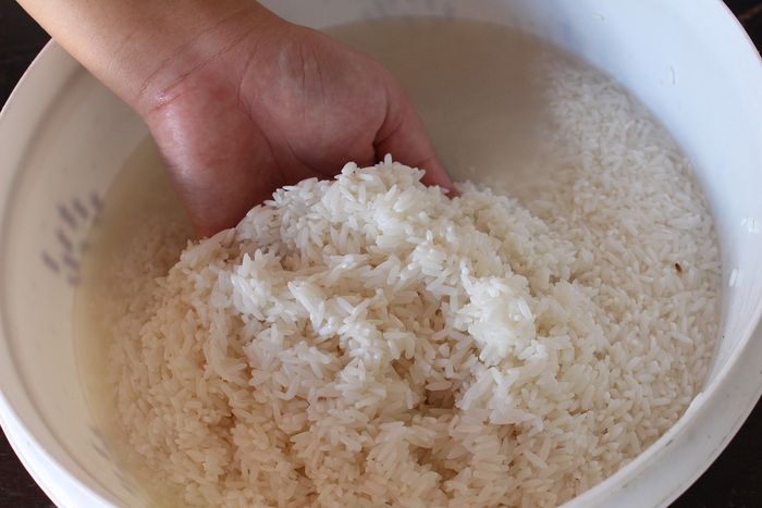 Air cucian beras memiliki sederet manfaat untuk kecantikan kulit dan rambut