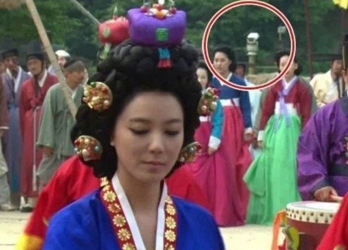 Dalam drama Dr. Jin, terlihat ada CCTV zaman kerajaan.