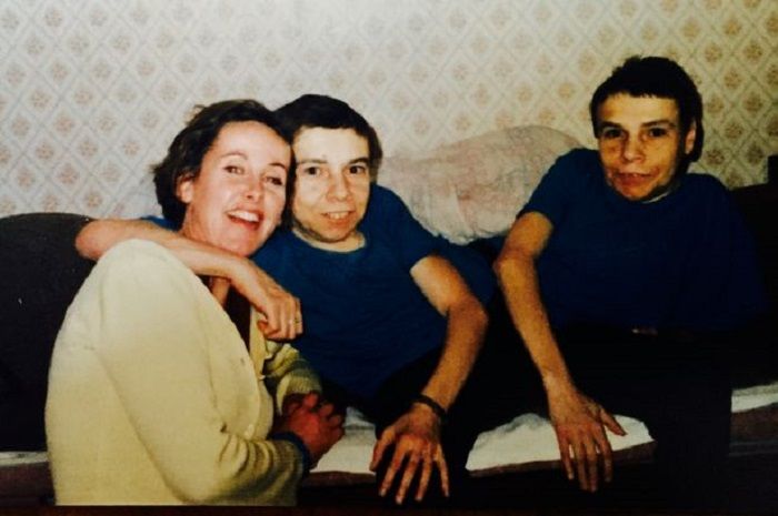 Reporter Julliet Butler bersama Masha dan Dasha (1988)