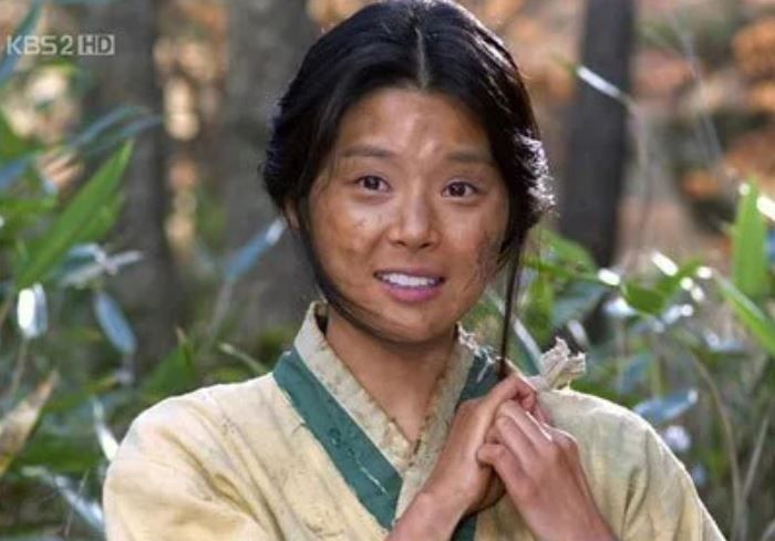 Dalam The Slave Hunters, ada budak bergigi putih bersih.