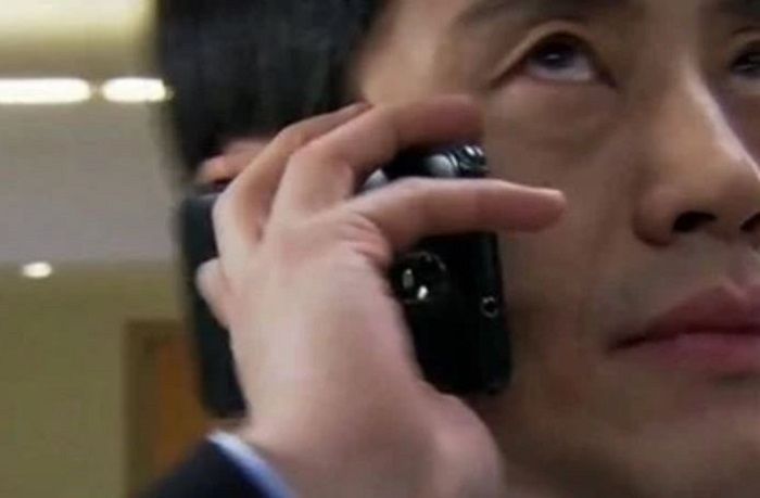 Seorang aktor dalam drama Mr. Big menggunakan handphone yang terbalik.