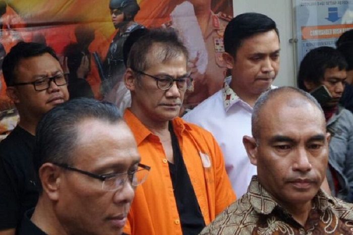 Tio Pakusadewo saat dihadirkan dalam jumpa pers Dit Resnarkoba Polda Metro Jaya, Jumat (22/12/2017).