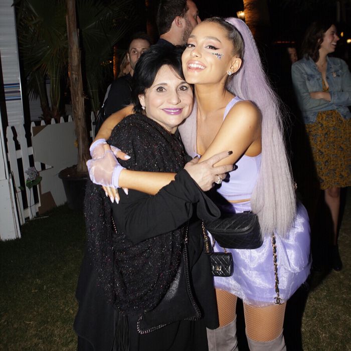 Ariana Grande dalam festival musik Coachella 2018