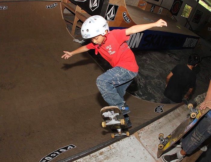 Sanggoe kecil saat bermain skateboard