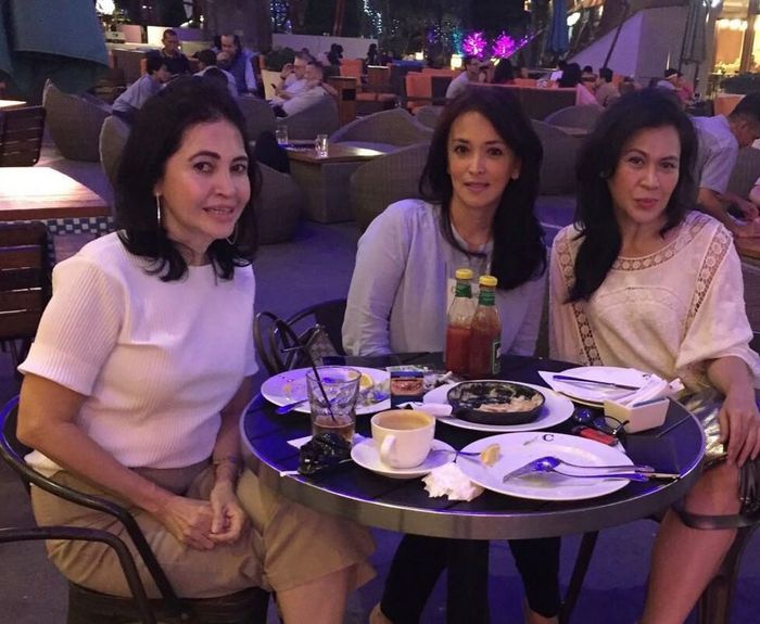 Ibu dari Nia Ramadhani (paling kiri)