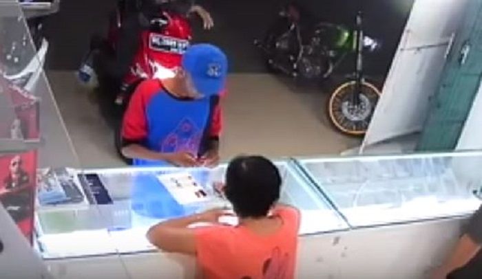 Pria yang ingin membeli smarphone namun tidak membayar.