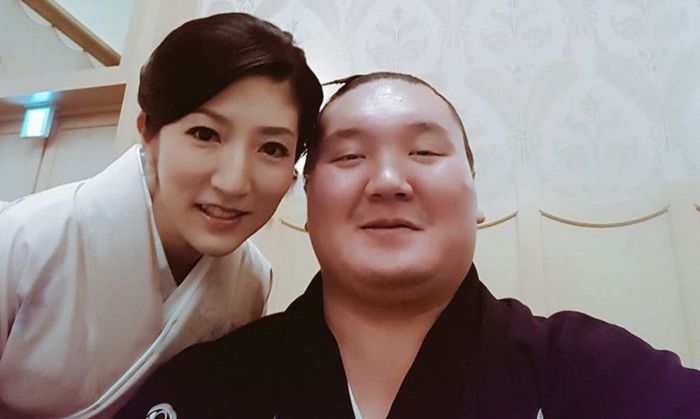 Hakuho Sho bersama sang istri Sayoko Wada