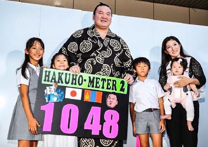 Hakuho Sho bersama istri dan anak-anaknya