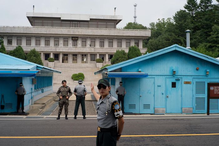 

DMZ dijaga ketat oleh tentara dari dua negara Korea.