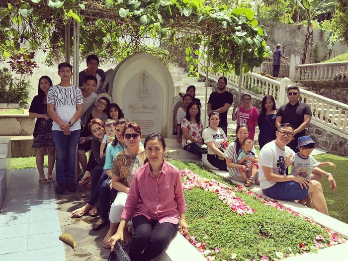 Keluarga Wayan Mirna Salihin saat berkunjung ke makam.
