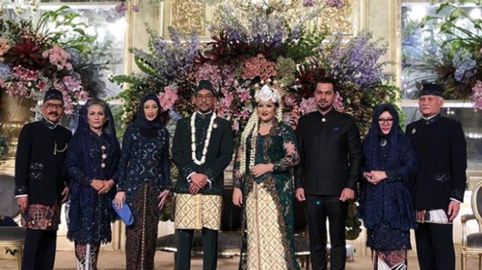 anissa trihapsari berfoto bersama anaknya yang menikah