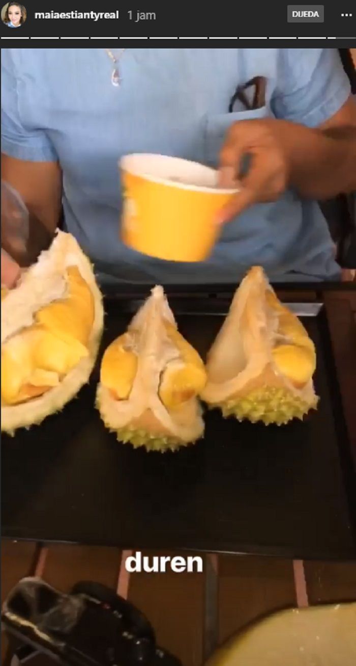 maia dan anak-anak menikmati durian di malaysia