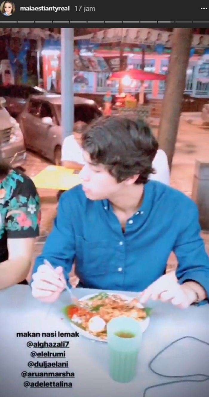 maia estianty dan anak-anak makan nasi lemak