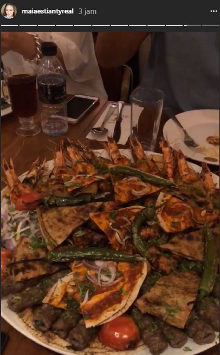 maia dan anak-anak menyantap makanan khas arab