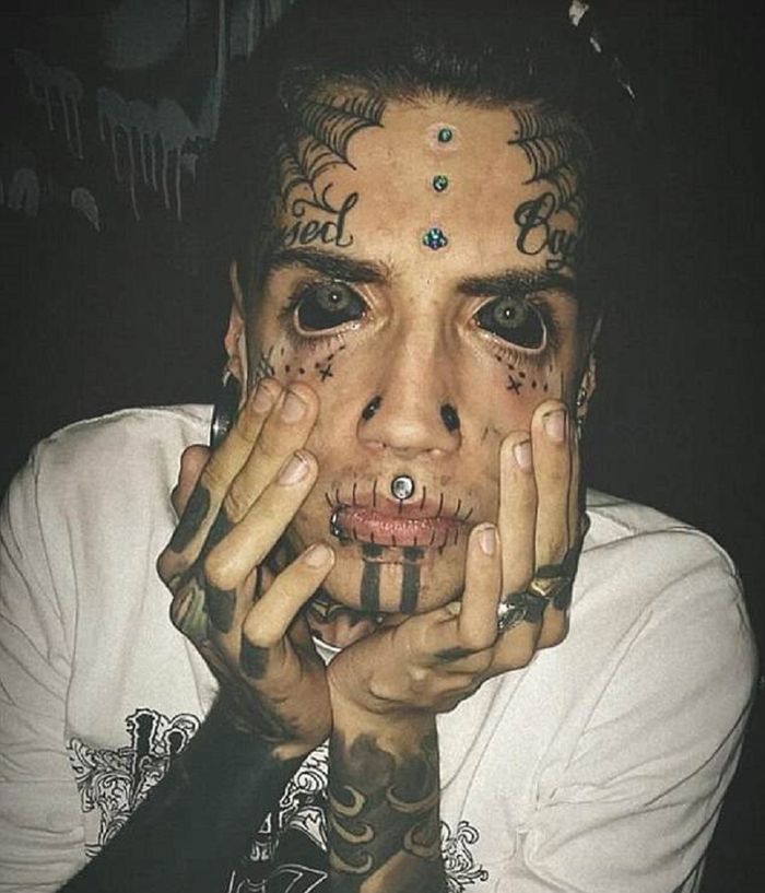 Terobsesi dengan tato, pria ini ubah wajahnya jadi mengerikan