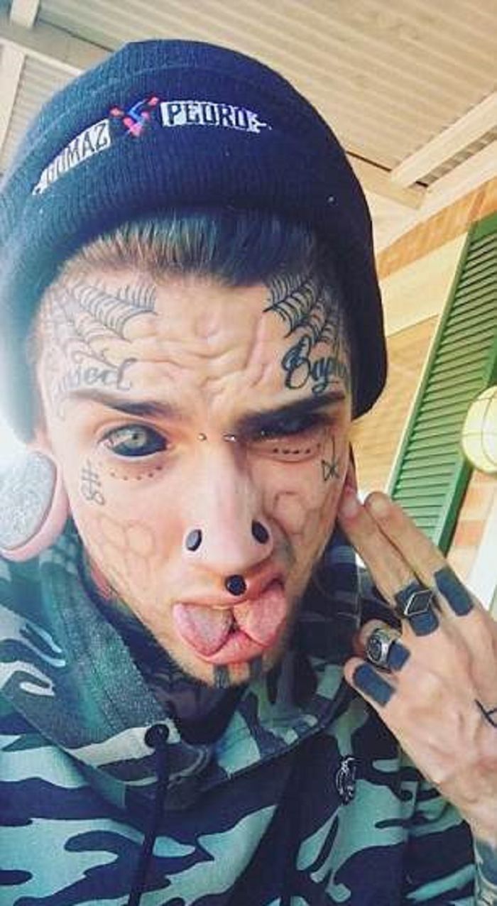 Terobsesi dengan tato, pria ini ubah wajahnya jadi mengerikan