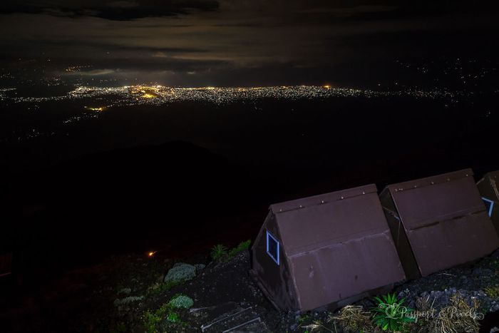 Fotografer Pemberani Abadikan Danau Lava Gunung Berapi Aktif yang Penuh Risiko