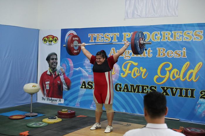 Nurul Akmal saat melakukan test progress ke-5 angkat besi persiapan Asian Games 2018