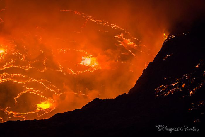 Fotografer Pemberani Abadikan Danau Lava Gunung Berapi Aktif yang Penuh Risiko