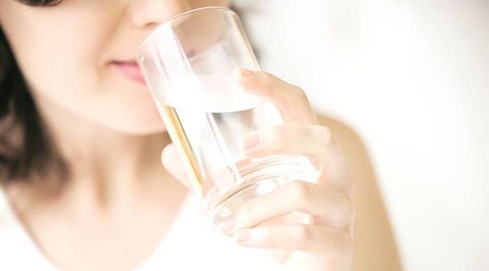 Minum air putih.
