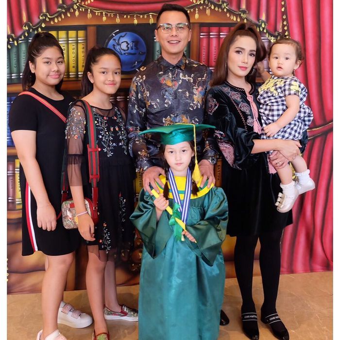 Penampilan <a href='https://kupang.tribunnews.com/tag/ussy-sulistiawaty' title='Ussy Sulistiawaty'>Ussy Sulistiawaty</a> Saat Graduation Anaknya