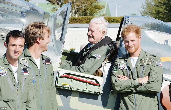 

 
Harry dan para veteran pilot RAF