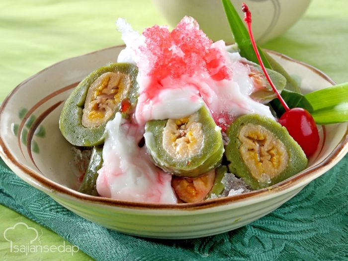 Es Pisang Ijo, bohong jika tidak tergoda untuk menikmatinya.