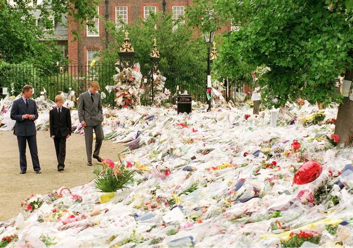 Pangeran Charles, William dan Harry melihat bunga yang tersisa di luar istana