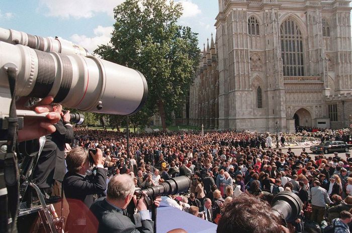 Media di luar Westminster Abbey