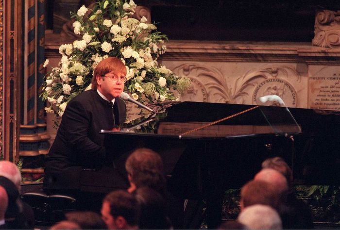 Elton John membawakan 'Candle in the Wind' selama kebaktian