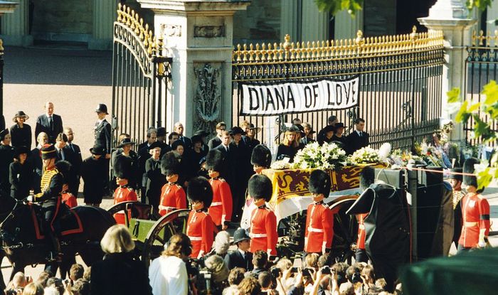 Iring-iringan pemakaman Diana