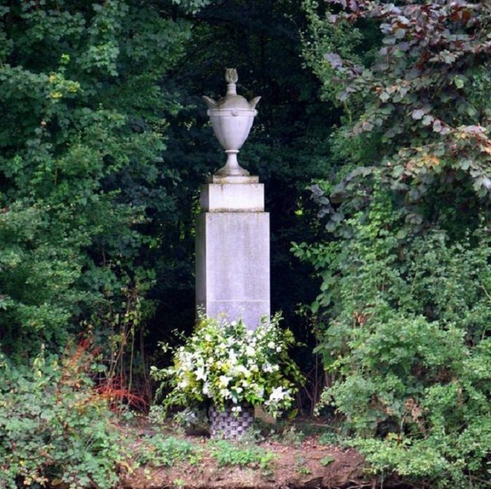Di sekitar makam Diana ditanami bunga-bunga favorit sang Putri