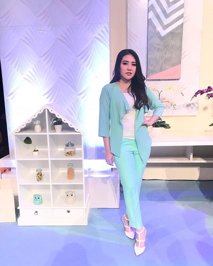 Via Vallen mengunggah OOTDnya dengan warna favoritnya