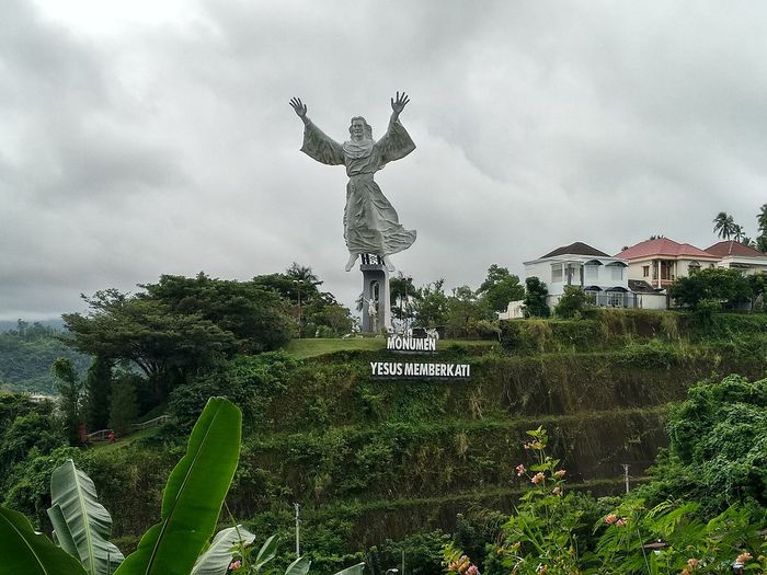 Patung Yesus Memberkati Manado