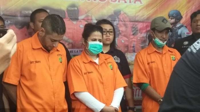 Dhawiya Zaida (tengah) dan kekasihnya, Muhammad (kiri) bersama kakak laki-laki Dhawiya, Syehan (kana