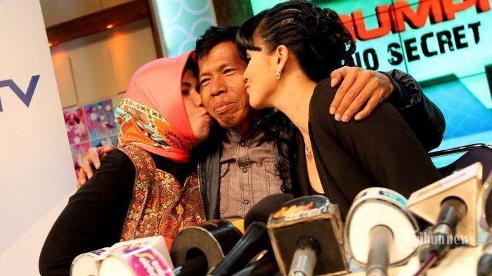 Kiwil dan kedua istrinya, Rochimah dan Meggy Wulandari saat dijumpai di gedung Trans TV, Mampang, Te