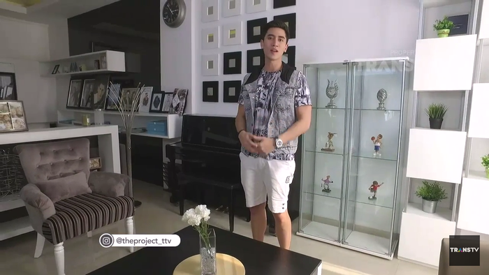 Ruang Keluarga dan Ruang Nonton Verrel Bramasta