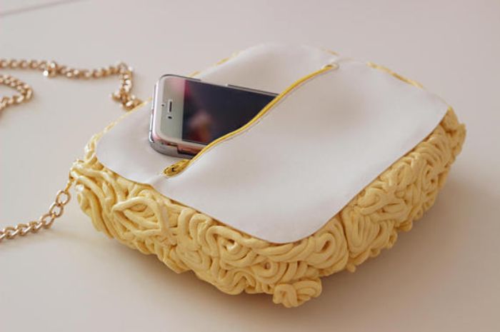 


Tas mungil ini juga bisa menyimpan barangmu seperti dompet, HP, kartu dan makeup