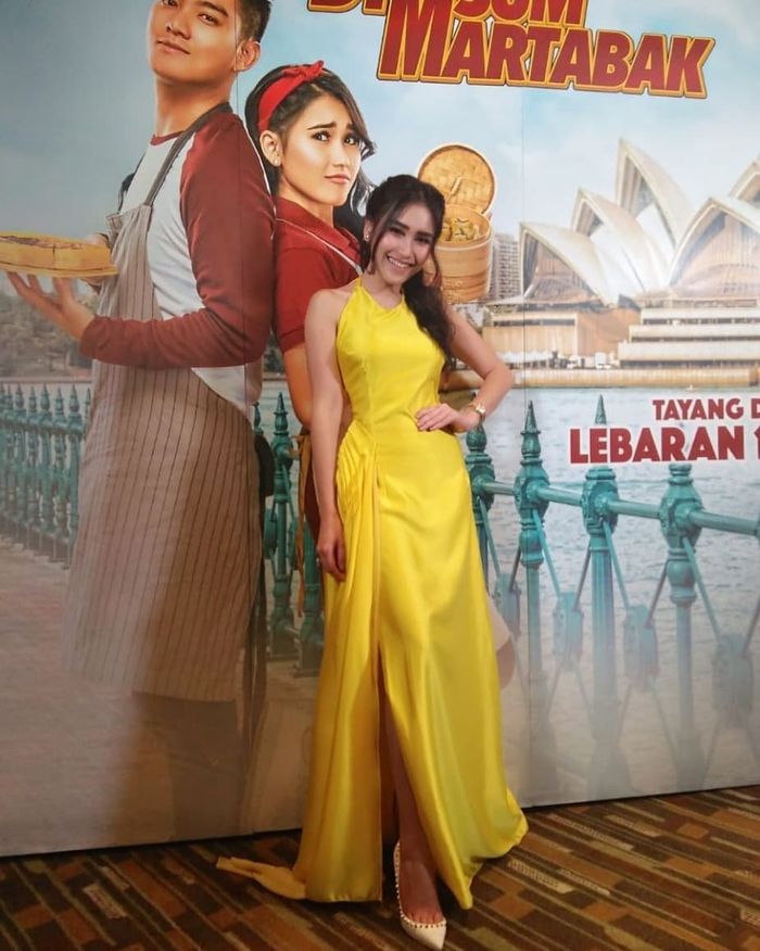 Manisnya Ayu Ting Ting dalam balutan dress kuning