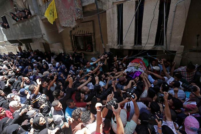 Ribuan orang mengantar jenazah Razan saat pemakamannya