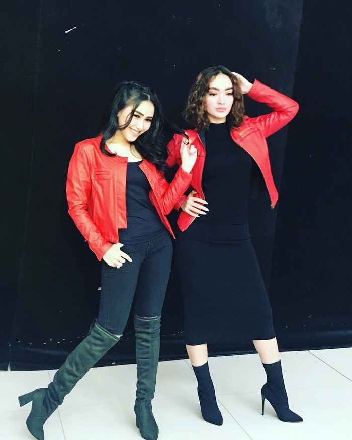 Ayu Ting Ting dan Zaskia Gotik kenakan jaket kulit berwarna merah.
