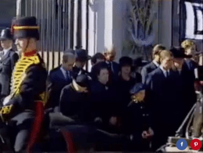 Ratu Elizabeth (menunduk) sata peti mati Putri Diana lewat