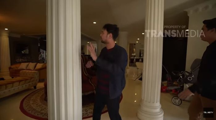 ada 49 pilar di rumah Anang