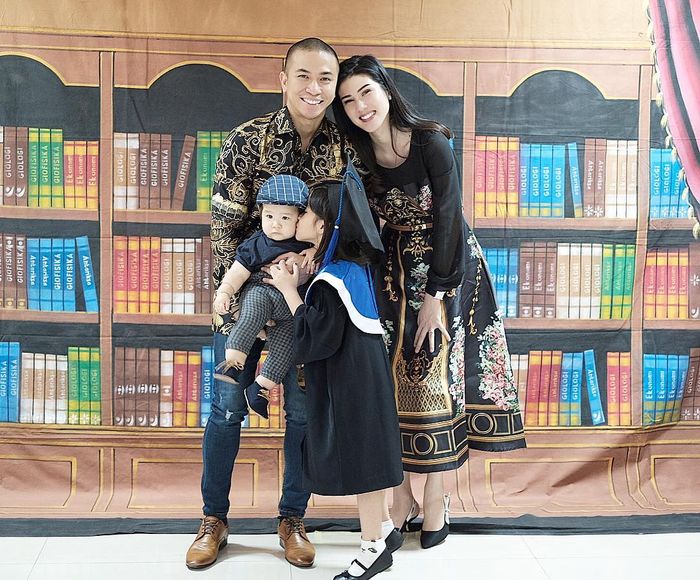 Datang ke Wisuda Anak, Intip Kemiripan Wajah Samuel Rizal dan Suami