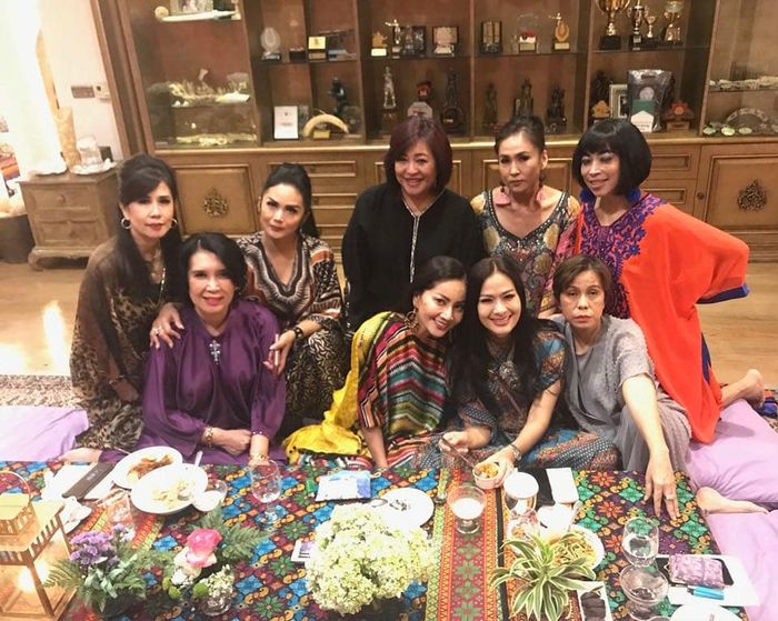 Mayangsari dan teman-teman sosialitanya saat gelar acara buka puas abersama di bulan Ramadhan.