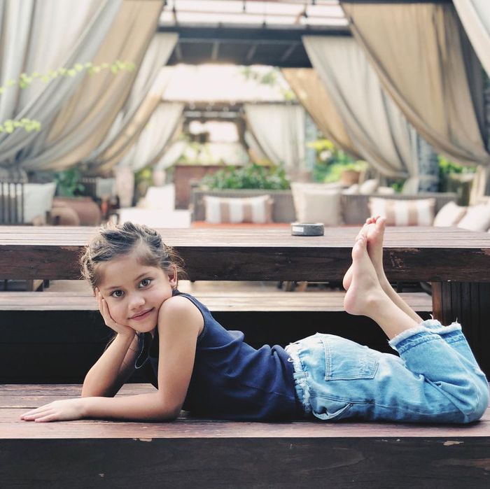 Sarah Berpose Ala Model